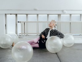 Szenografische Modeinszenierung von Elena Antoni in Basel mit surrealem Setting aus transparenten Gymnastikbällen und minimalistischer Raumgestaltung in einem lichtdurchfluteten Innenraum. elena antoni, innenarchitektur, szenografie, kreative beratung, basel, schweiz, deutschland
