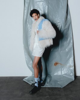 Szenografisches Modeporträt von Elena Antoni aus Basel mit reduziertem Setdesign aus Plastikfolie, inszeniert im Rahmen eines surreal-minimalistischen Raumkonzepts. elena antoni, innenarchitektur, szenografie, kreative beratung, basel, schweiz, deutschland