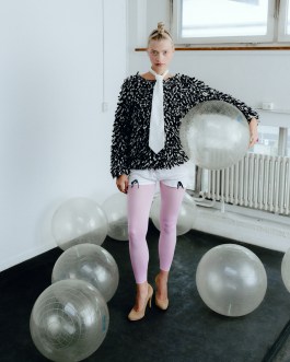 Szenografische Modeinszenierung von Elena Antoni in einem lichtdurchfluteten Innenraum in der Schweiz, mit transparenter Requisite und narrativer Raumgestaltung im minimalistischen Stil. elena antoni, innenarchitektur, szenografie, kreative beratung, basel, schweiz, deutschland