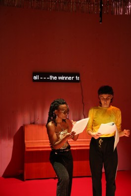 Zwei Performer*innen während der Lecture Performance 